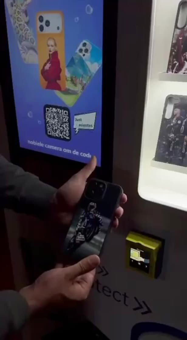 Customer collecting the finished case from the machine